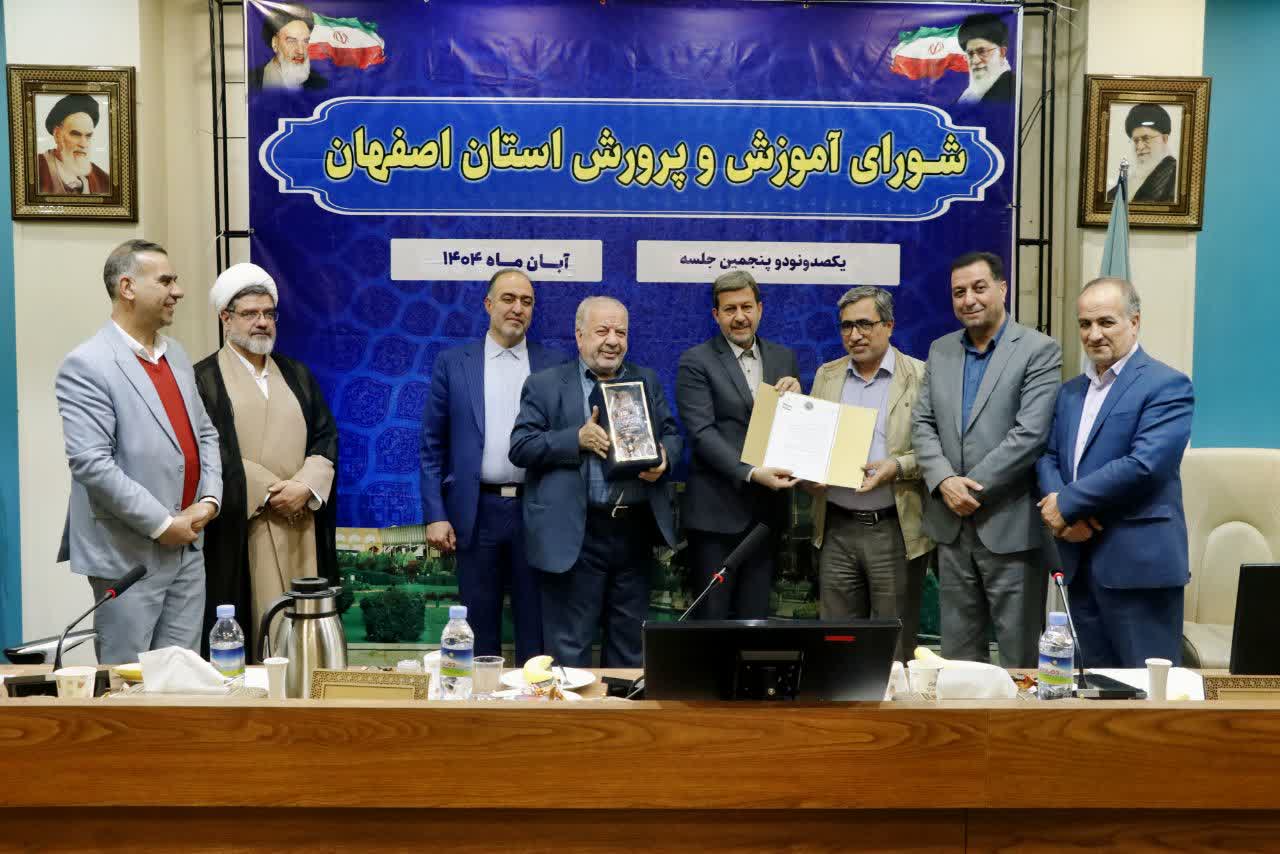 14040827 تقدیر استاندار از مدیرکل نوسازی مدارس